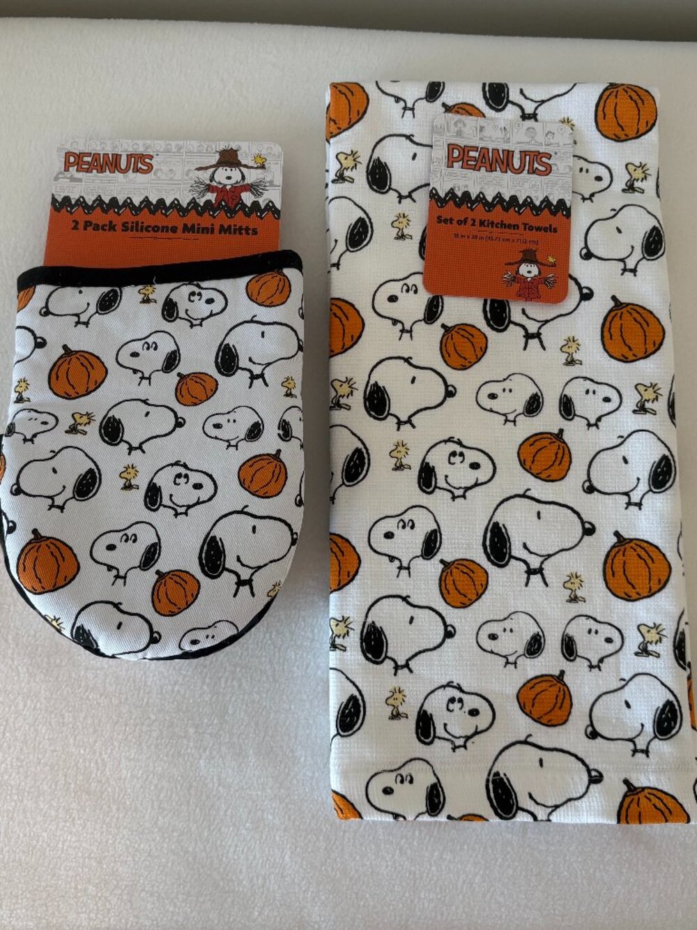 NWT - Peanuts Snoopy and Woodstock Pumpkin Kitchen Towel and Mini Mitt -Set of 4